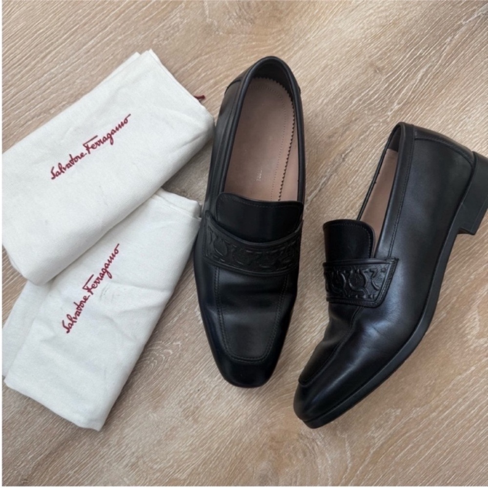 Salvatore Ferragamo Elegant Black Loafers for Men 7EEE